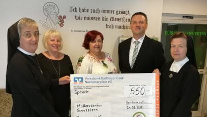 Bild: exb
Schwester Simona (links) und Generalvikarin Schwester Melanie (rechts) freuen sich über die Spende aus den Händen von stellvertretender Pflegedienstleiterin Christa Schmid, Pflegedinestleiterin Cordula Köhler und Geschäftsführer Rainer Schmid.