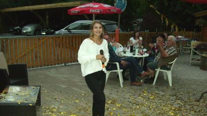 Bild: bjp
Auch auf größeren Musik-Events vermag Nachwuchssängerin Franziska Buß zu überzeugen. Doch beim Sommerfest des Hundefreundevereins ARZLV, in dem ihre Eltern aktiv mitarbeiten und der sogar "Gold" auf sie herabregnen lässt, fühlte sich die 17-Jährige besonders wohl.