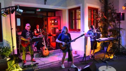 Bild: mde
Die Band "Farmers Five" heizt beim Kemnather Feuerwehrhaus so mächtig ein.