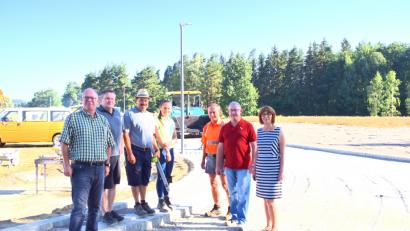 Bild: fjo
Über den guten Fortschritt der Arbeiten freuen sich (von links) Siegfried Wagner, Andreas Wagner, Heinz Bauer, Anna-Lena Grötsch, Fritz Huber, Dietmar Hammerl und Margit Kirzinger.