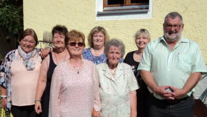 Bild: ksi
Erna Zenger (Mitte) mit Bürgermeister Armin Schärtl ihrer Schwester Christina und ihren vier Töchtern