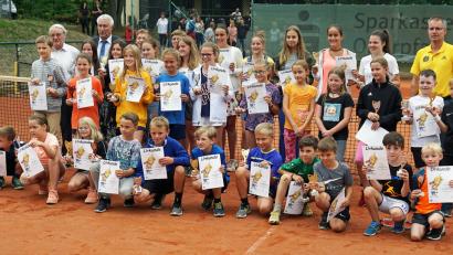 Bild: lst
„Jugendstadtmeisterschaft 2018“ Spiel, Satz und Sieg: Die Jugendlichen boten bei der offenen Tennis-Stadtmeisterschaft spannende Partien und bekamen als verdienten Lohn Pokale und Urkunden.