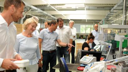 Bild: Stephan Huber
Staatssekretärin Rita Hagl-Kehl (Zweite von links) informierte sich über die Produktion bei Elasto-Form, die in Konkurrenz zu chinesischen Erzeugnissen steht.