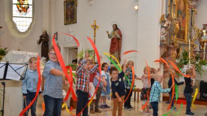Bild: dob
Mit einem Tanz in der St.-Erhard-Kirche verabschieden sich die Kindergartenkinder in die Ferien.