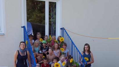 Bild: exb
Die Kinder der Turngruppe „Fitte Kids“ – erste bis dritte Klasse – danken mit Sonnenblumen den Helfern.