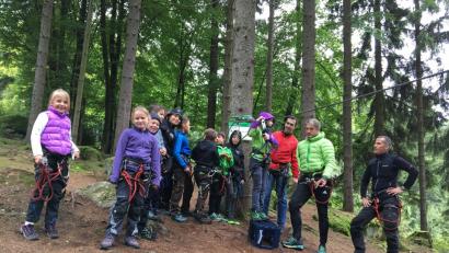 Bild: ak
Im Ferienprogramm 2017 war unter anderem der Hochseilgarten gefragt. Auch heuer hat sich die Gemeinde Kulmain für die Ferien wieder ein buntes Programm einfallen lassen. Klettern steht dabei auch wieder zur Auswahl.