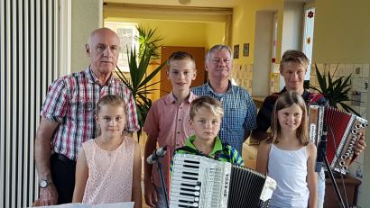 Bild: mef
Die jungen Musiker und ihre Lehrer.