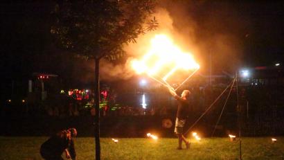 Bild: sne
Eine eindrucksvolle Feuershow erhellt den Nachthimmel.
