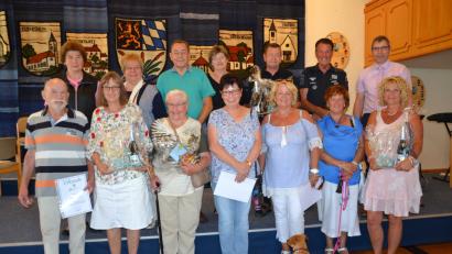 Bild: gi
Bürgermeister Hermann Ach (oben rechts) ehrte langjährige und treue Urlaubsgäste für den zehnten, 20. und 55. Aufenthalt. Für das Ehepaar Ursula Körber (vorne Zweiter von rechts) und ihren Mann Heinz-Otto Körber (dahinter) ist es der 55. Aufenthalt.