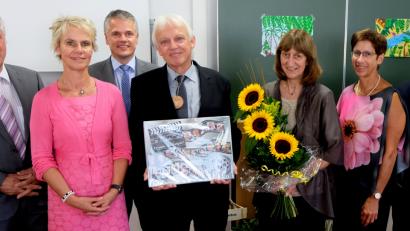 Bild: le
Musik, Laudationes, Gedichte und Lieder gab es bei der offiziellen Abschiedsfeier für Rektor Peter Steigner. Von links: Bürgermeister Günter Stich, Schulamtsdirektorin Christine Söllner, Bürgermeister Thomas Meiler, Rektor Peter Steigner, Ehefrau Agnes, Lehrerin Marianne Hauke und Konrektor Rudi Schneider.