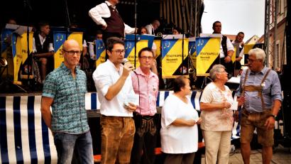 Bild: arw
Der Erlös aus den Benefizspiel wird beim Bürgefest übergeben: Roland Kusche, Armin Aichinger, Wolfgang Schwarz, Amanda Castillo-Schmidt, Erna Hauer und Bürgermeister Rupert Troppmann (von links).