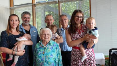 Bild: cs
Die rundum rüstige Jubilarin mit ihren Enkelkindern (von links) Nicole, Marco und Jasmin sowie den Urenkeln Maya, Elias und Jano. Mit im Bild 2. Bürgermeister Herbert Lehner und Heimleiter Matthias Stiegler (Zweiter von links).