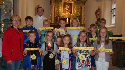 Bild: az
Diese Kinder gestalteten einen eigenen und gelungenen Wortgottesdienst zum Annafest. Mit im Bild Initiatorin Gemeindereferentin Christine Gössl und Stadtpfarrer Bernhard Müller, der sich darüber freute.
