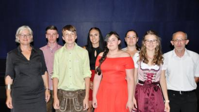 Bild: exb
Die Klassenleiter freuen sich mit den Jahrgangsbesten.