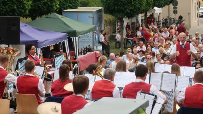 Bild: Hirsch
Sommerserenade: Die Jugendblaskapelle der Volkshochschule lockte zahlreiche Besucher in den Spitalgarten.
