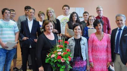 Bild: exb
Für zehn Schüler des SFZ beginnt der Ernst des Lebens. Unser Bild zeigt von vorne links: die Klassenleiterinnen Veronika Gradl-Keis, und Sabine Hofmann sowie Schulleiterin Uschi Huber und stellvertretenden Landrat Roland Grillmeier. Hinten von links: Maurice Junghänel, Tobias Lubas, Dominik Lämmerhirt, Philipp Hausladen, Lukas Gmeiner, Nadine Birner, Marlon Hahn, Sarah Simmler, Maximilian Gühl, Anna-Maria Reber und Marius Böhm.
