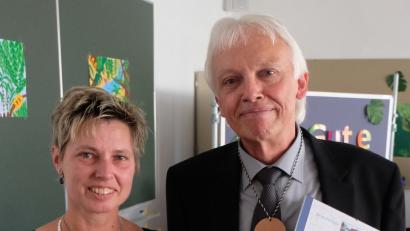 Bild: le
Sylvia Witzl überreicht Peter Steigner die Urkunde. Der scheidende Rektor darf sich künftig "Freund der Schule" nennen.