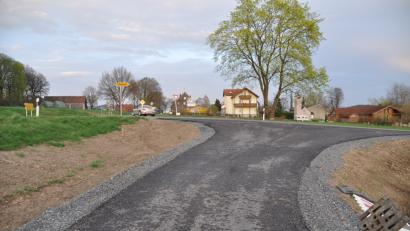 Bild: ak
Rechts geht es nach Schlackenhof, links zur B 22 – bis dahin kein Problem für Fahrradfahrer. Auf der Bundesstraße wird es dann aber knifflig: Der Fahrradweg endet, Radler müssen etliche Meter auf der Straße fahren, um dann über die gegenüberliegende Spur wieder auf den Radweg zu gelangen.