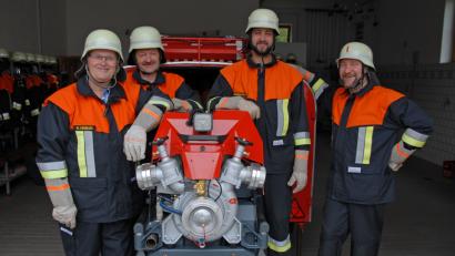 Bild: ow
Von ihrer neuen Tragkraftspritze ist die Führung der Filchendorfer Wehr begeistert. Vorne links Vorstand und Maschinist Wolfgang Ciesielski, dahinter stellvertretender Kommandant Reinhard Dollhopf. Vorne rechts Kommandant Ulli Preißinger, dahinter Gruppenführer und Maschinist Andreas Mayer.