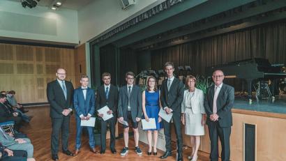 Bild: Meister
Sie sind die Besten: Landrat Andreas Meier (links), Direktor Anton Hochberger und stellvertretende Landrätin Margit Kirzinger (von rechts) gratulierten den Einser-Abiturienten (von links) Fabian Köppen, Andreas Bäumler, Elias Zell, Linda Kammerer und Christian Weidner.
