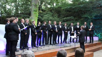 Bild: dwi
17 ehemalige Domspatzen besingen den Mythos Bayerns: Das Renner-Ensemble Regensburg feiert in Gebenbach 100 Jahre Freistaat.