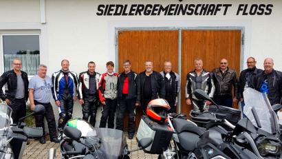 Bild: mef
Die Flosser Siedler sind zum ersten Mal als Gruppe mit Motorrädern unterwegs.