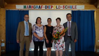 Bild: jkt
Viele Dankesworte und beste Wünsche gab es für die scheidende Rektorin Maria Piendl (Zweite von rechts), unter anderem vom Leitenden Schulamtsdirektor Rudolf Kunz (rechts) sowie von Bürgermeister Bernd Sommer, stellvertretender Elternbeiratsvorsitzender Maximiliane Stier und Elternbeiratsvorsitzender Sandra Schoefl (von links).