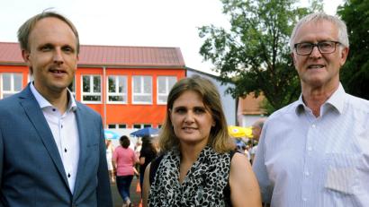 Bild: gf
Schulrat Stephan Tischer, Silke Kick und Bürgermeister Franz Birkl (von links).