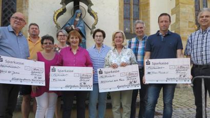 Bild: Hirsch
Vorsitzender Josef Fenk (rechts) überreichte insgesamt 2000 Euro an Spendengelder an die Vertreter von vier sozialen Einrichtungen.