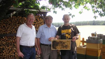 Bild: wfw
Die beiden Vorsitzenden Hans Pröls (links) und Hans Pilarski (rechts) begrüßen Bienenfachwart Hermann Bronold als Referent beim Imkerfest.