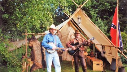 Bild: exb
Das County-Duo Paul & Harry spielt am Freitag beim Flutluchtschwimmen im Pleysteiner Freibad.