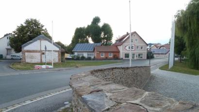 Bild: Portner
Der alte Zäch-Stodl (links) wird saniert und für den Anbau sind mehrere Nutzungen angedacht. Mit 80 Prozent Zuschuss könnte hier ein Schmuckkästchen gegenüber dem CeBB entstehen.