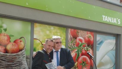 Bild: br
Bürgermeister Manfred Porsch (rechts) überreicht an seinen niederösterreichischen Amtskollegen Markus Koller das Gemeindewappen in Glas als Präsent für das neue Rathaus.