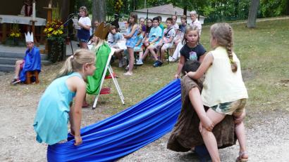 Bild: wbe
Kinder aus dem Hort St. Anna zeigen in einem Spiel, wie Christopherus Reisende über einen Fluss trägt.