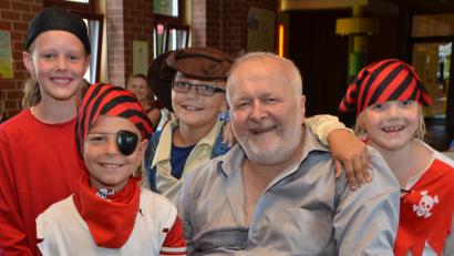 Bild: dob
Als "Papa der Schule" war Lehrer Rudolf Künzl bei den Buben und Mädchen beliebt. Die Piraten haben jedenfalls ihren Schatz gefunden, das war ihnen anzumerken.