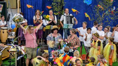 Bild: fdl
Bunt geht es zu beim Singspiel der Hirschauer Grundschule.