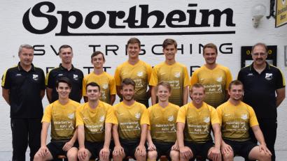 Bild: ral
Die Offiziellen des SV Trisching freuen sich über viele Neuzugänge: (von links) d Vorstand Hubert Scharf, Trainer Gerald Lösch, Noah Kurz, Christian Niedermeier, Luis Schatz, Daniel Meyer, Fußballabteilungsleiter Jürgen Altmann und (sitzend von links) Franz Ruidisch, Andreas Meierhofer, Johannes Wesnitzer, Jonas Schimmer, Markus Oefner und Stefan Oefner.	Bild: ral