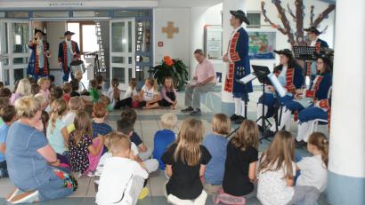 Bild: weu
Alois Schneeberger las ein musikalisches Märchen in Anlehnung an Schneewittchen, der Kolping-Spielmannszug begleitete mit seinen Instrumenten und sie begeisterten die Grundschüler in der Schulnacht.