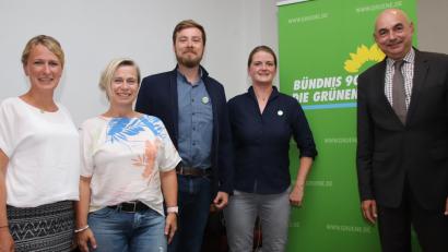 Bild: Dobler
Zum Wahlkampfauftakt der Landkreis-Grünen in Nabburg stellten sich nicht nur Landtagswahl-Spitzenkandidat Jürgen Mistol (rechts) und seine beiden Landtagswahlmitstreiter Benjamin Quaas (Mitte) und Tina Winkelmann (rechts daneben) vor, sondern auch die Bezirkstags-Kandidatinnen Franziska Wünsch und Marion Juniec-Möller (von links).