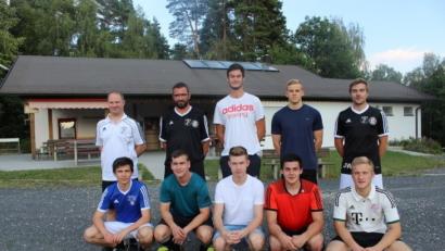 Bild: cgh
Die neuen Spieler des TuS/WE Hirschau und der SG Ehenfeld (stehend von links): Dominik Dontschenko (Trainer SG Ehenfeld/HirschauII), Jörg Gottfried (Trainer 1. Mannschaft), Moritz Hanft, Max Heinrich (alle eigene Jugend), Johannes Wiesneth (Co-Trainer 1. Mannschaft). Vorne von links: Elias Grünwald, Michael Meier, Paul Kredler, Manuel Dotzler, Christoph Prechtl (alle eigene Jugend) Es fehlen Simon Schlosser (eigene Jugend) Alexander Held (vom FC Schlicht) .