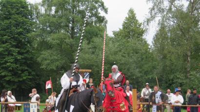 Bild: jzk
Beim Ritterturnier besiegt Elmar von Cammerloher (links) seinen Rivalen Werner von Schlackenhof.