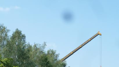 Bild: Portner
Die Telekom ließ im Getreidefeld (links hinter den Büschen) oberhalb der Kreuzung der Bundesstraße 22/Staatsstraße 2159/Kreisstraße SAD 42 einen 25 Meter hohen Mobilfunkmasten mit Plattform und Betriebscontainer errichten. Damit soll der Handyempfang in Teunz besser werden.