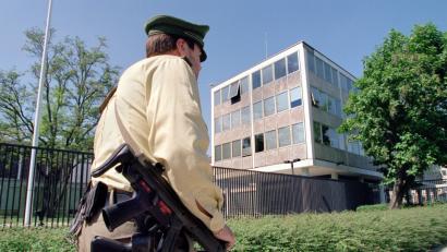 Bild: Peter Kneffel/dpa
Mit einer Maschinenpistole um die Schulter dreht dieser Polizeibeamte vor dem Münchener US-Generalonsulat seine Runden.