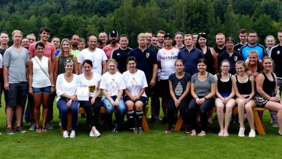 Bild: zer
Die Akteure mit den Mannschaftsführern der teilnehmenden Teams.