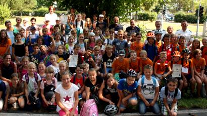 Bild: R. Kreuzer
Kreisentscheid im Radfahren: Die vier Gruppen mit den Urkunden, vorne sitzend die Kirchenthumbacher, rechts die Schirmitzer, dahinter die Manteler und die Pleysteiner.