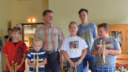 Bild: myd
Ein kurzweiliges Trompetenkonzert zum Mitsingen bereiteten (von links) Dominik Kopp, Stefan Kirschner, Lehrer Benno Englhart, Carlotta Sieber, Raphael Denk und Paul Schnabel den Bewohnern und Gästen des Seniorenheims Hammergmünd. Dafür erhielten Sie kräftign Applaus.