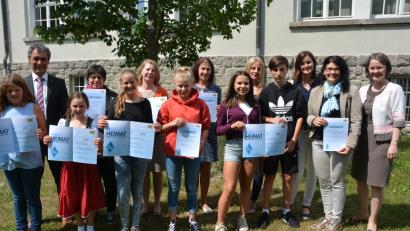 Bild: jr
Leitender Schulamtsdirektor Rudolf Kunz ( Zweiter von rechts) und Seminarrektorin Martina Puff (rechts) überreichen Urkunden und Geldpreise an die vier beteiligten Schulen aus dem Landkreis.
