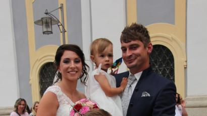 Bild: kro
Nadine und Frederich Lercher mit ihrer gemeinsamen Tochter Hannah beim Verlassen der Basilika. Vorne die beiden Brautkinder Alea und Jonah.