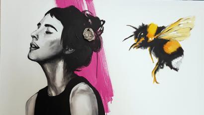 Bild: Nina Ferstl
Eine Blume aus Kontaktanzeigen der Amberger Zeitung als Lockmittel. Das Bild ist eines der Werke, die am Samstag, 28. Juli, in der Praxis in Freudenberg zu sehen sein wird.