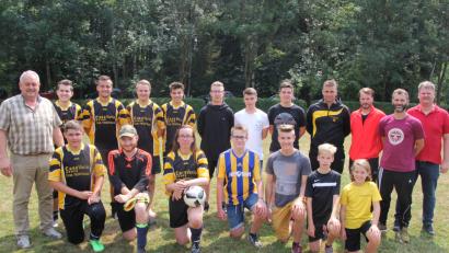Bild: kro
Den Sieg beim Gemeindefußballturnier holte in diesem Jahr das Team aus Themenreuth (links) vor der punktgleichen Mannschaft aus Forkatshof (rechts). Bürgermeister Johann Burger (links) nahm die Siegerehrung vor.
